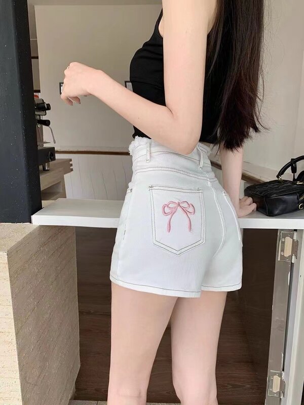 Celana pendek denim kerajinan bordir kupu-kupu wanita, celana pendek pinggang tinggi Korea untuk wanita, celana panas pelangsing elastis