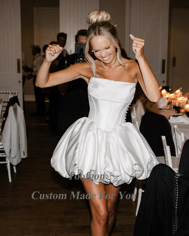 Атласное свадебное платье-трапеция с пуговицами, выше колена