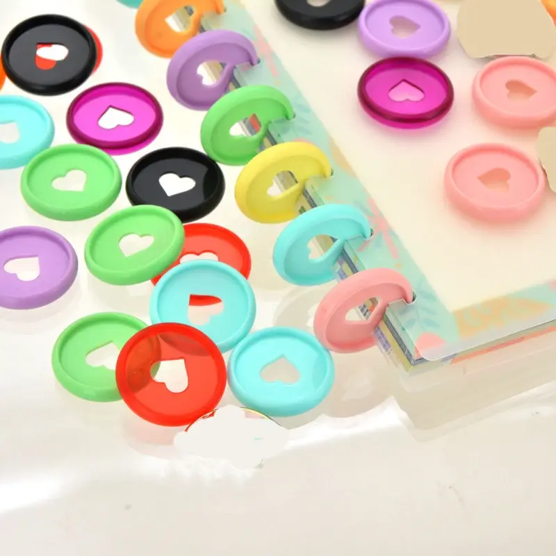Nuovo prodotto 100 pcs28mm fibbia ad anello in plastica colorata foro a fungo fibbia per rilegatura per notebook a fogli mobili a forma di cuore