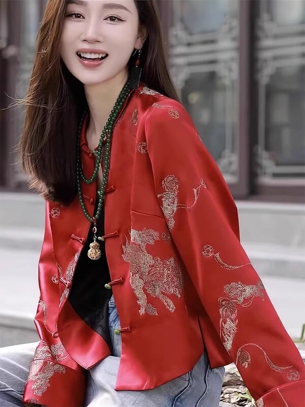 Nieuwe Chinese Stijl Geborduurde Korte Print Jas Voor Dames Lente 2024 Tang Dynastie Ronde Hals Rode Knoop Top Vrouwelijke Kleding