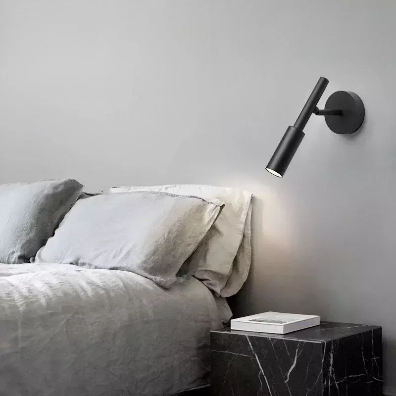 โคมไฟ LED ติดผนังสไตล์โมเดิร์นสีดำสีขาวสำหรับตกแต่งข้างเตียงห้องนอนโคมไฟแบบหมุนได้ในร่มที่เรียบง่าย