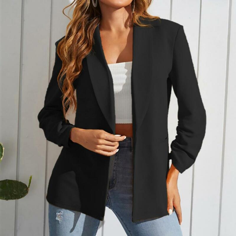 Женская однотонная куртка с простым внешним видом, отражающим элегантность и стиль.