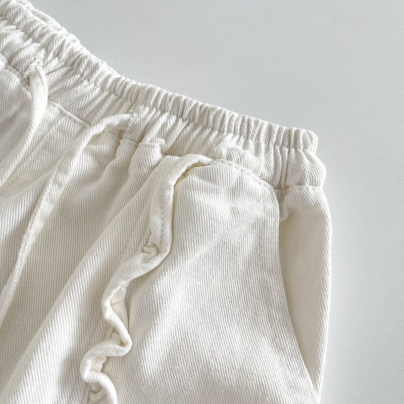 Celana pendek DENIM สีขาวสำหรับผู้หญิงกางเกงยีนส์ขาบานขอบยางยืดกางเกงขาสั้นสตรีทแวร์ฤดูร้อนใหม่
