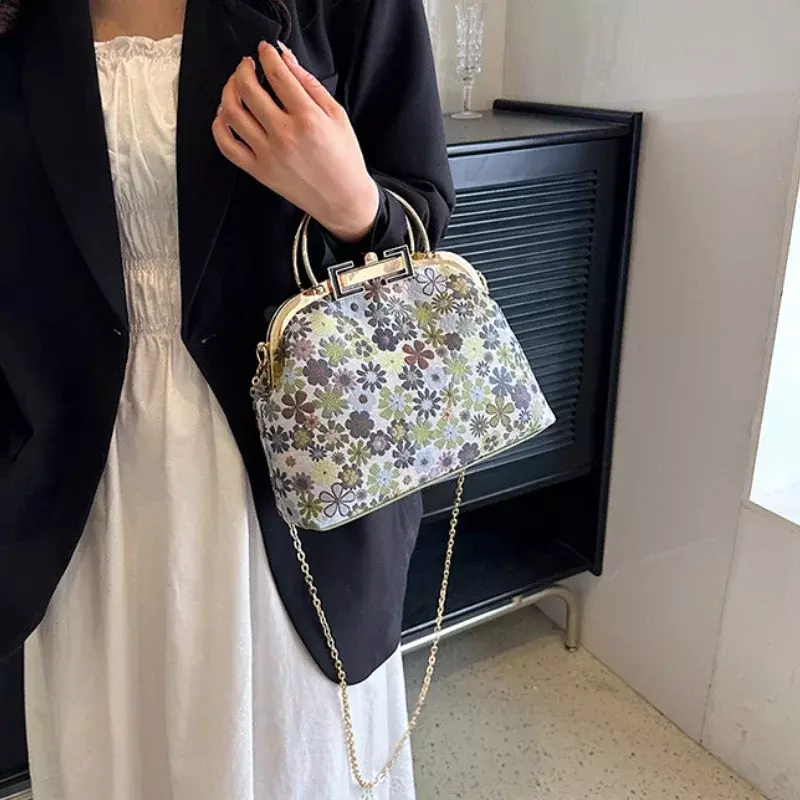 Fresh Embroidered Chain Crossbody Bag Women Flower Pattern Shoulder Bags Fashion Top Handle Lady Lock Shell Clip Small Handbags