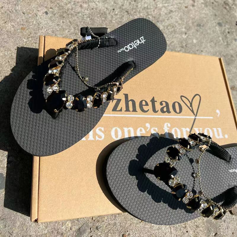 Women's Flat PU Slippers 2024 Fashion High Quality Solid Color Diamond Decorated Solid Color Sandals Summer New Flip Flops 슬리퍼