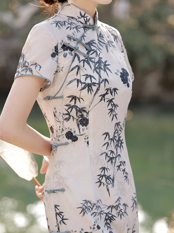Qipao de manga corta con botones hechos a mano para mujer, elegante vestido de satén con estampado de flores de bambú Retro, Cheongsam chino para uso diario