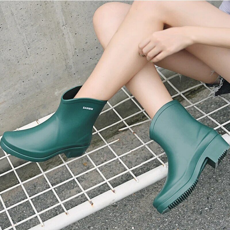 أحذية المطر النساء الكبار مقاوم للماء منخفضة طبل أحذية المطر متوسطة طبل المرأة أحذية المياه المضادة للانزلاق أحذية المياه الانزلاق على