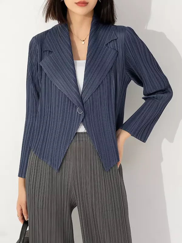 Casaco plissado feminino de Miyake, terno versátil, colarinho elegante, um botão, top curto glamoroso, início do outono, novo estilo, 2023