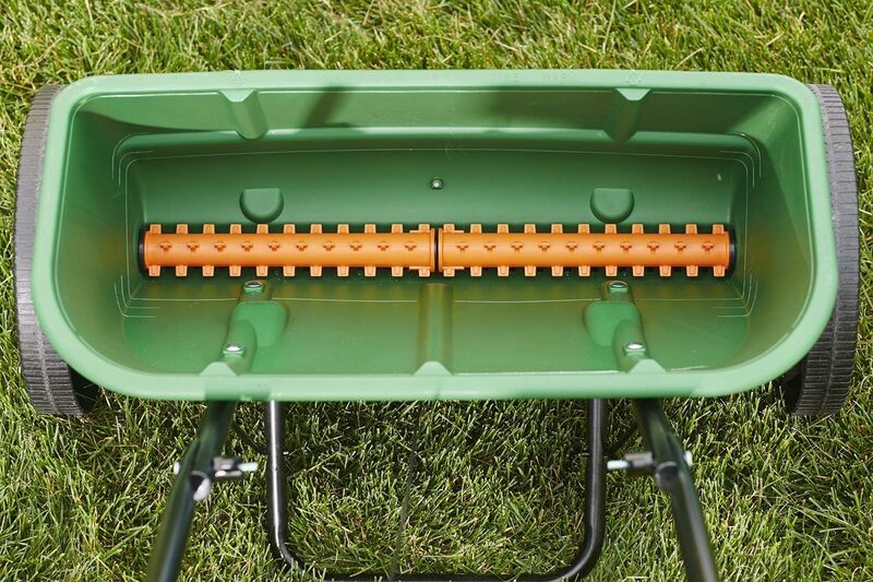 Turf Builder Classic Drop Spreader, ottimo per l'applicazione di semi di erba e fertilizzanti, può contenere fino a 10,000 piedi quadrati di prodotto