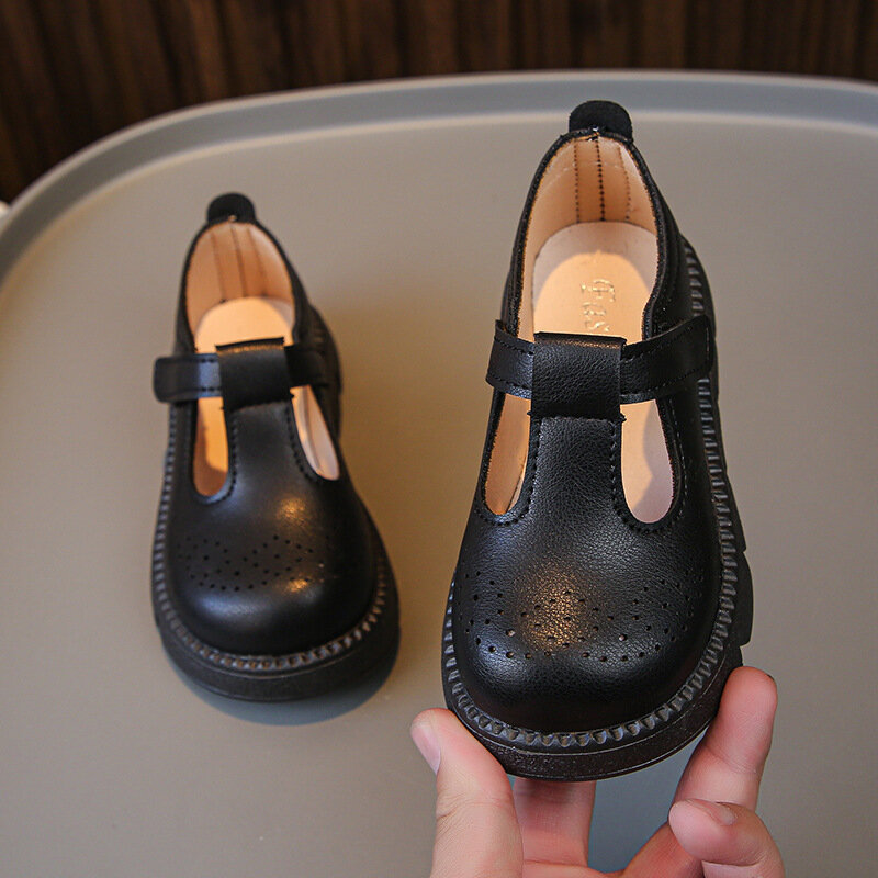 Zapatos de cuero para niña, calzado suave a la moda para caminar, Color sólido, calados, planos de estilo británico con gancho y bucle, novedad de 2024