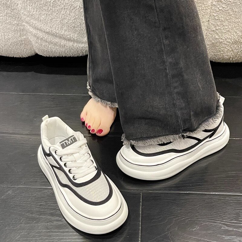 Scarpe bianche traspiranti da donna 2024 nuove scarpe da donna sottili estive suola spessa in rete con gonna scarpe da tavola sportive