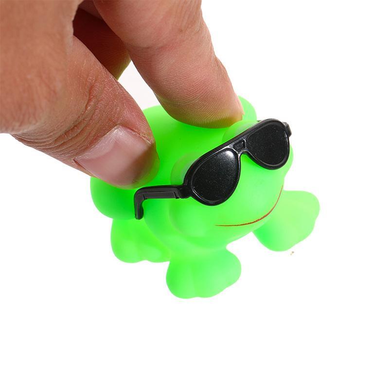 Giocattolo da bagno rana 16 pezzi piccolo verde galleggiante rana giocattoli occhiali da sole Design gomma bagno squittio giocattoli suono vasca da bagno giocattolo per la spiaggia