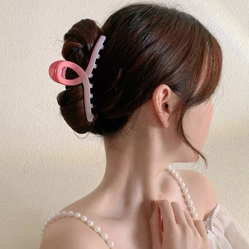 1pcs Gradient Pink Hair Clip Sweet Frosted Hair Claw for Women Shark Clip Updo Fashion Simple New Headwear Daily Decor