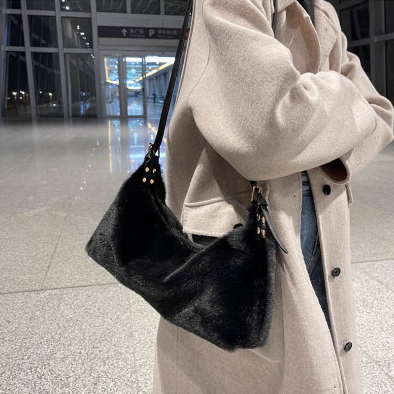 여성을위한 겨울 플러시 겨드랑이 숄더 백 럭셔리 핸드백 대용량 여행 크로스 바디 파우치 겨드랑이 가방 디자인 여성 가방