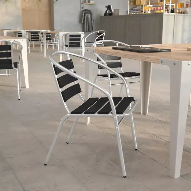 Kursi ruang makan kursi sandaran logam komersial dalam dan luar ruangan ruang makan kursi susun dengan tiga bilah kafe jati imitasi