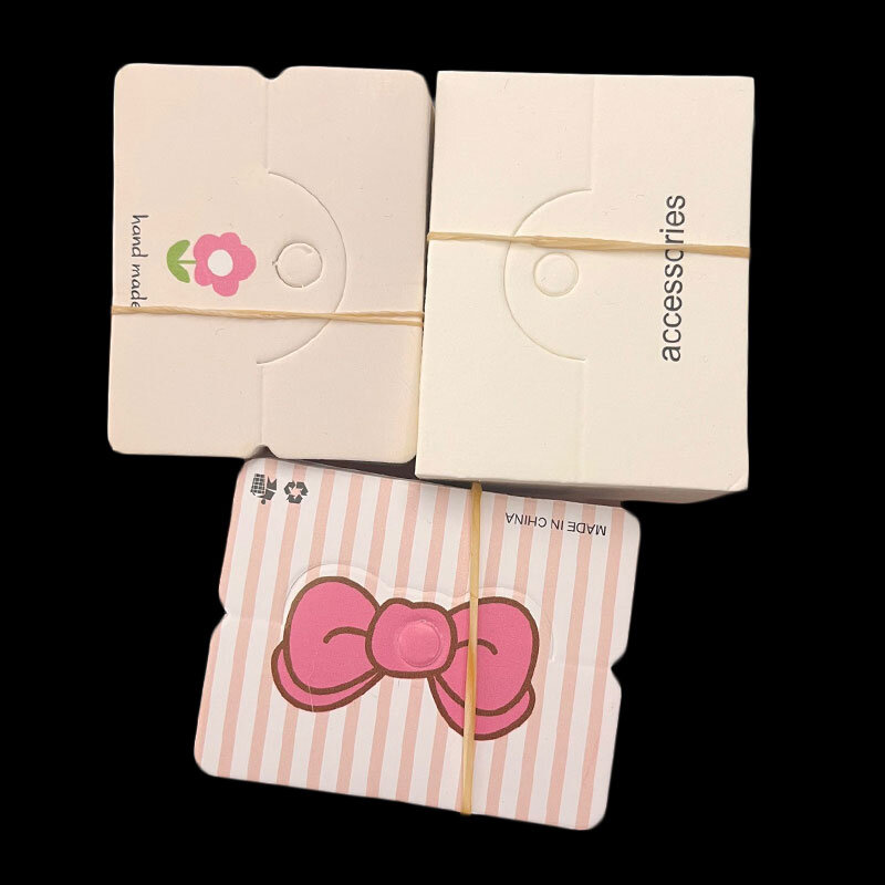Cartões de papel dobráveis com sacos OPP para jóias artesanais, Retail Hang Tag, Bow-knot Pattern Display Cardboard, 50pcs por lote