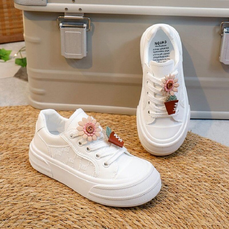 2024 kasual Air Mesh Trainer wanita putih Faux kulit Sneakers anak perempuan elegan Applique buatan tangan bunga sepatu wanita renda Tenis