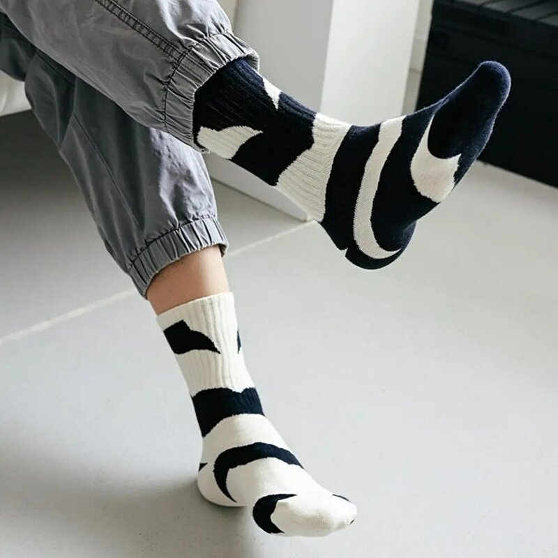 Kaus kaki pasangan uniseks, kaus kaki setengah tabung asimetris desain garis-garis gaya Hop elastis Pasangan