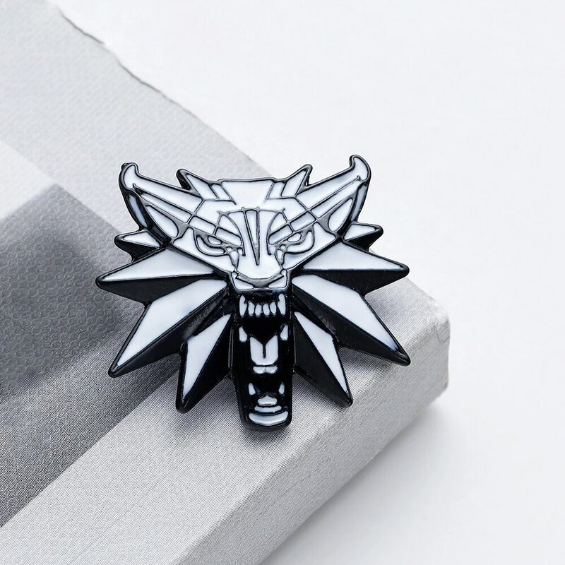 Wizard 3 Wild Hunt Wolf Head Enamel Brooch Pin Personality Handsome Lapel Pin Jewelry Men's Game Cosplay Badge Accessories