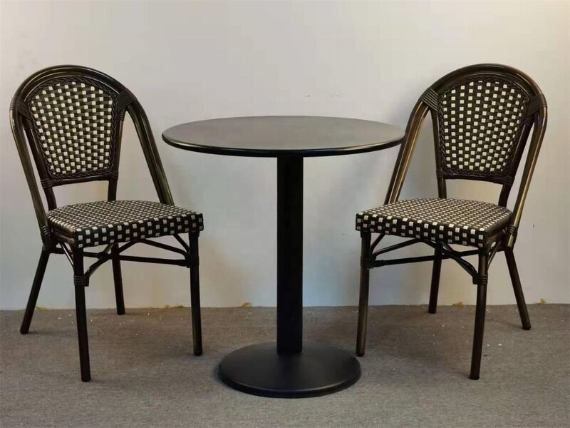 籐のコーヒーテーブルと椅子のセット