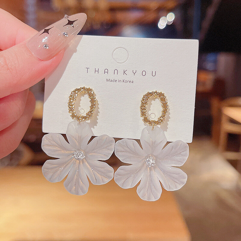 Translucent White Flower Hanging Earrings for Women Rhinestone Ball Middle Petals Sweet Korean New Beach Vacation Ear Decoration