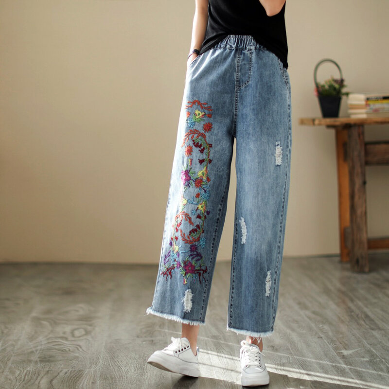 Aricaca-pantalones vaqueros rasgados para mujer, pantalón informal con bordado de flores, color azul claro, a la moda, M-2XL