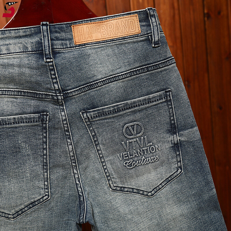 Letnie spodenki jeansowe męskie z wytłoczonymi dziurami i łatkami modne wąskie proste stretch street trend retro przycięte spodnie