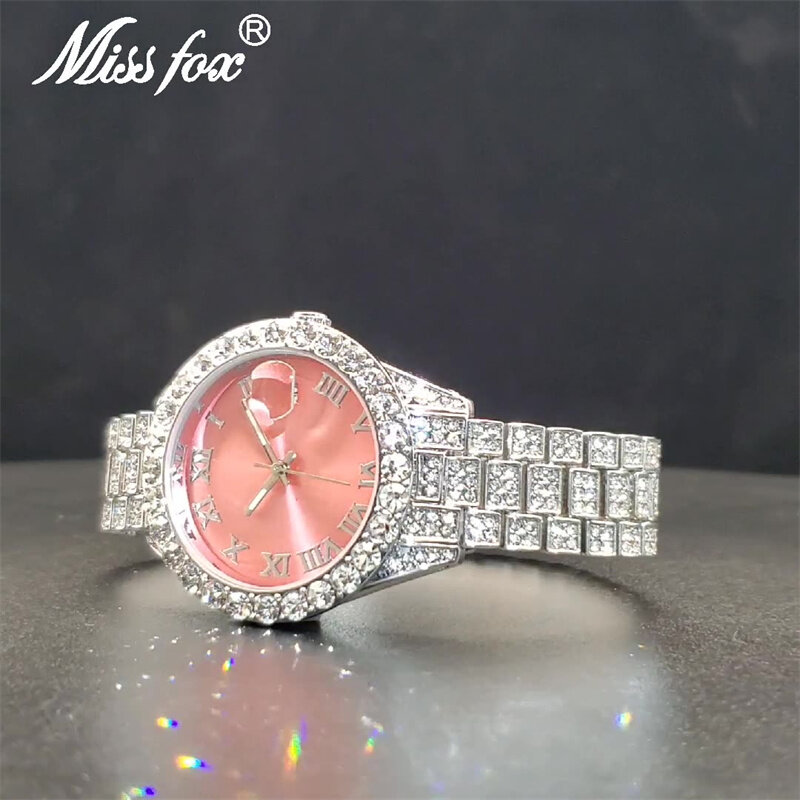 Iced Out Horloge Vrouwen Mode Romeinse Schaal Roze Wijzerplaat Luxe Diamant Kalender Waterdichte Quartz Horloge Voor Vrouw Gift Drop Shipping