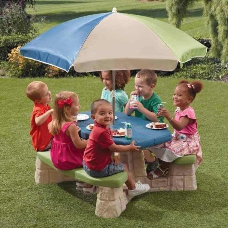 Natürlich verspielter Picknick tisch mit Regenschirm