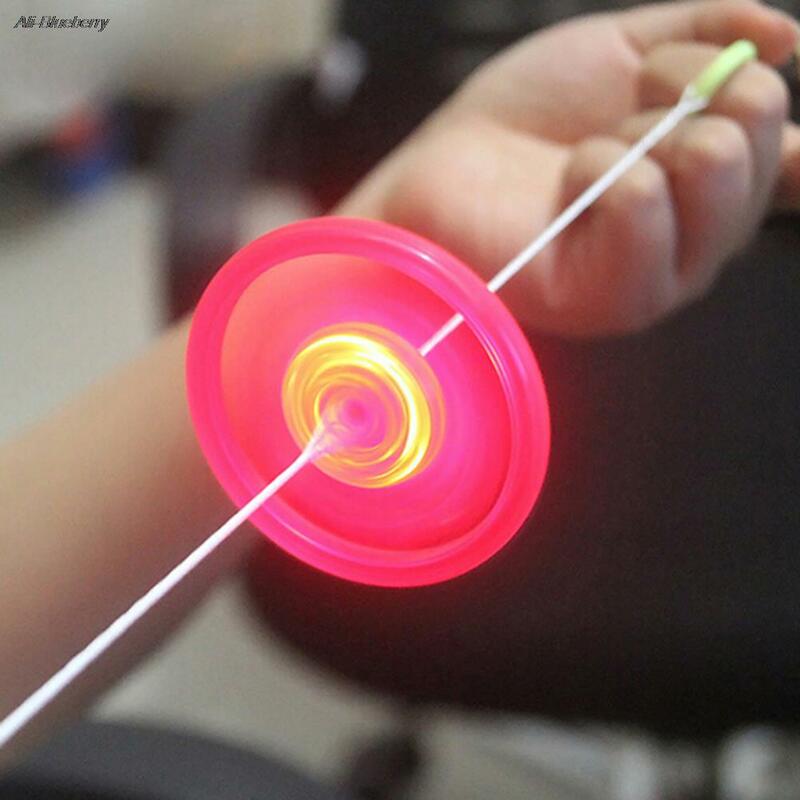 Bunte Plastik Spin führte Licht fliegende Untertasse Kinder im Freien klassisches Spielzeug zufällige Farbe