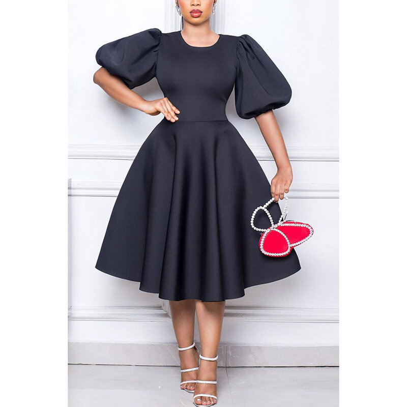 Женское черное полуофициальное платье средней длины с круглым вырезом и пышными рукавами