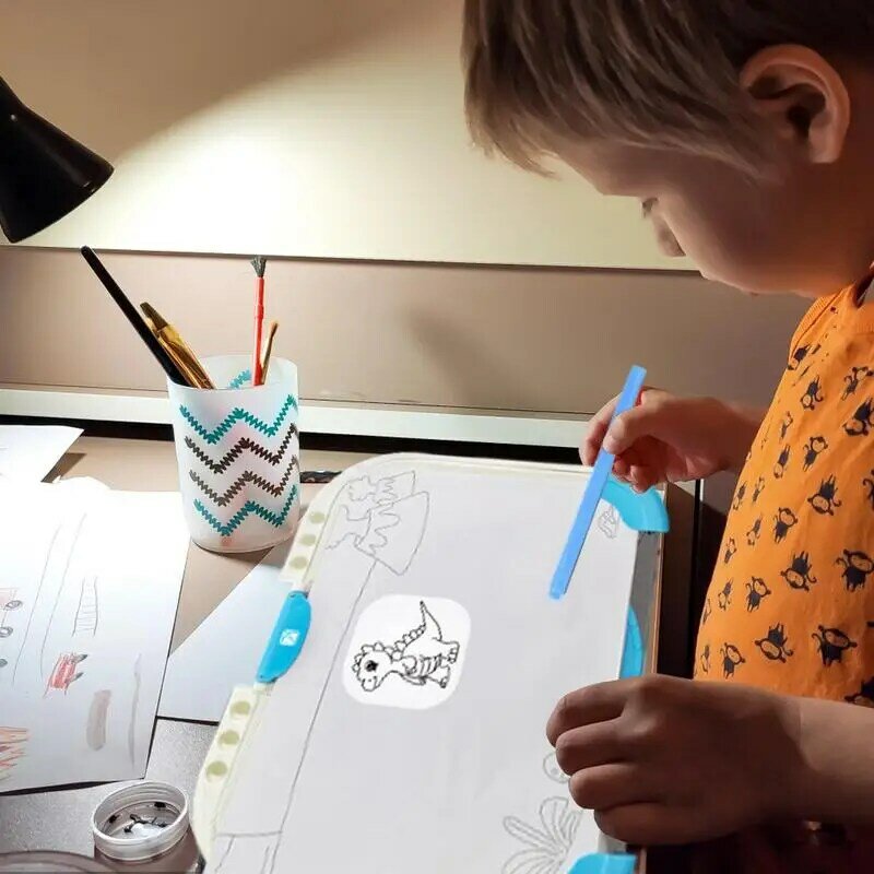 Projektor do rysowania dla dzieci projektor do śledzenia sztuki zestaw do szkicowania projektor do śledzenia zawiera 64 obrazy projekcyjne kolorowe długopisy