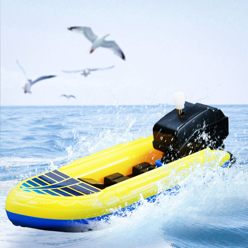 水の中のフロート風のおもちゃ、小さなボート、スピードボート、船の時計のおもちゃ