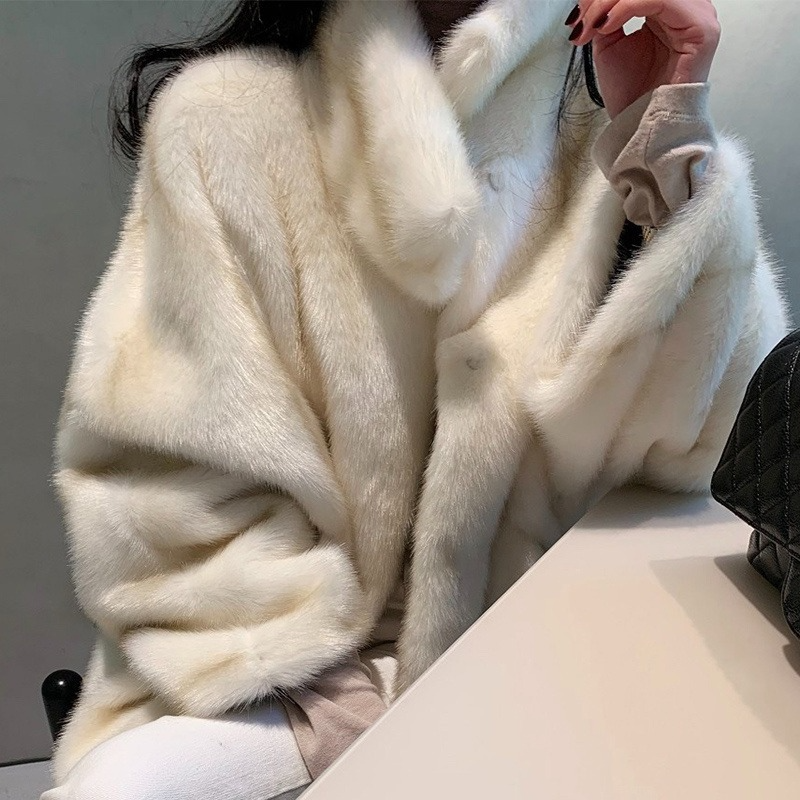 Jaket Korea musim gugur dan musim dingin wanita, jaket bulu imitasi Mink hangat saku longgar berlubang elegan tempramen 2024