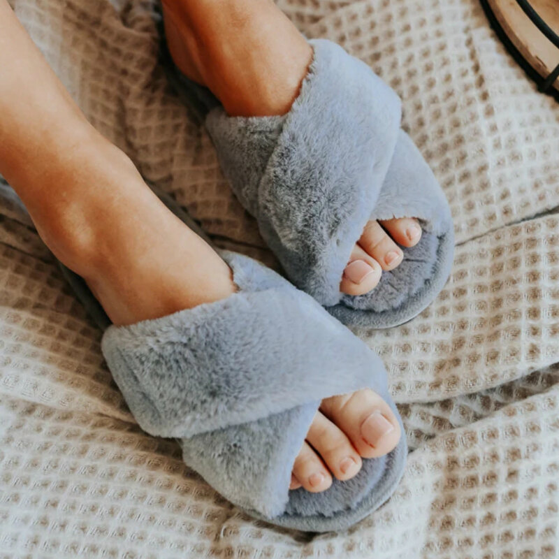 Sandal Berbulu Wanita Dalam Ruangan Musim Dingin Sandal Rumah Bulu Imitasi Hangat Sandal Jepit Mewah Desain Klasik Mode Datar Sol Anti-selip Rumah