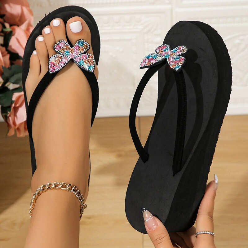 Sandali da donna alla moda nuovo modello farfalla decorazione carino lucido infradito traspirante e schizzi sandali da donna