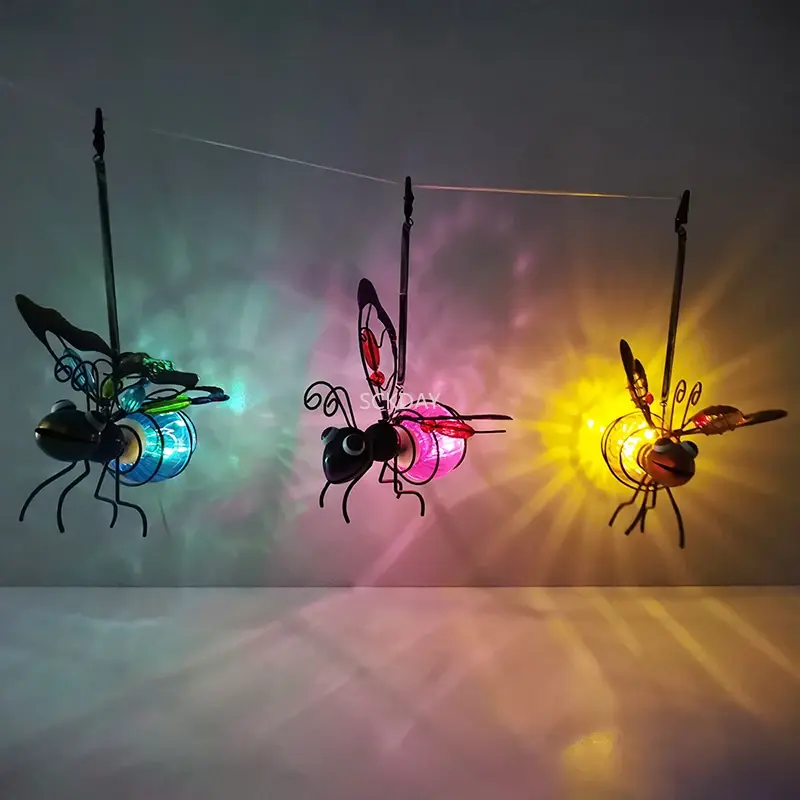 LED 요정 조명이 달린 다리미 곤충 조각상, 야외 방수 걸이식 나무 장식, 울타리 마당 안뜰 정원 예술 장식