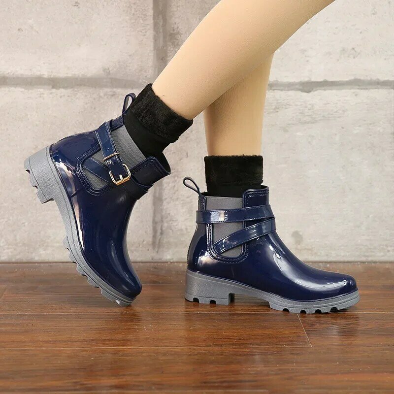 Damskie kalosze 2023 nowe krótkie podkolanówki błyszczące buty do wody PVC dla kobiet w kształcie litery U kalosze z elastyczne buty gumowe buty
