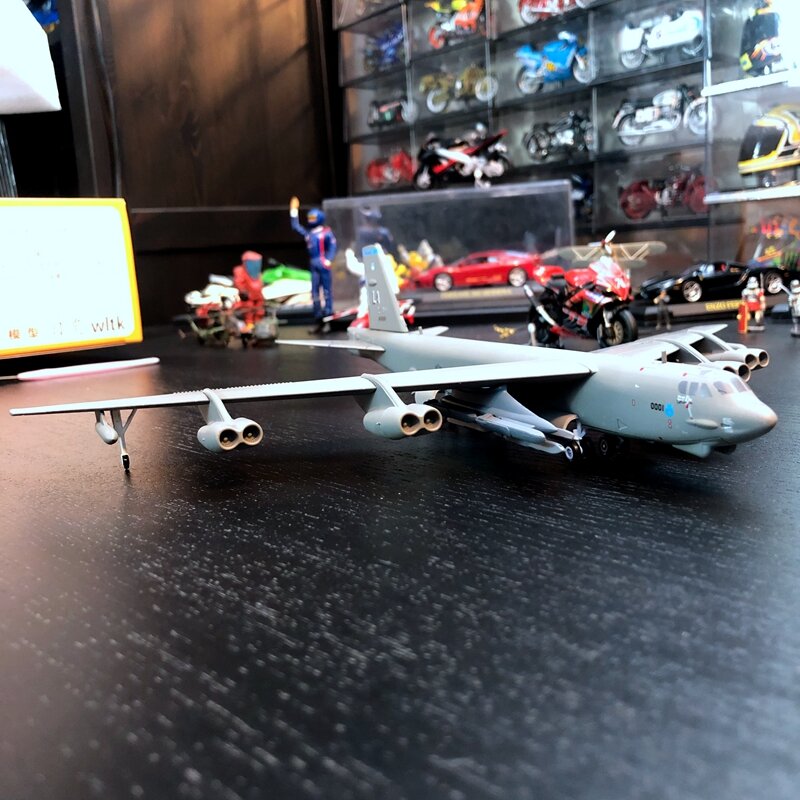Escala de liga aeronaves b52 bombardeiro estratégico terminado modelo de metal pêndulo modelo de avião brinquedo hobby 1: 200