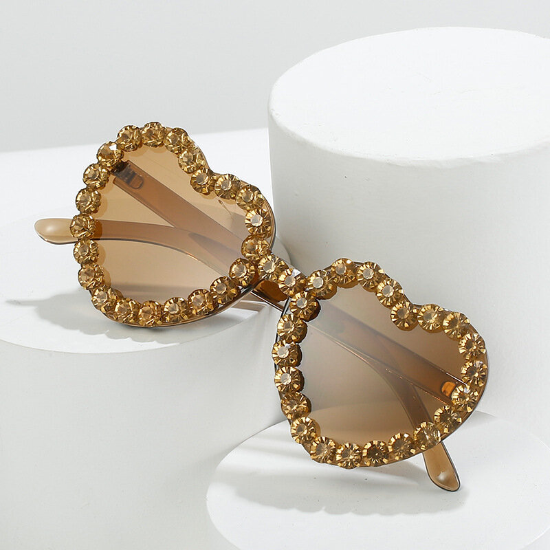 レディース愛ハートサングラス レトロなビッグフレームの女性サングラス UV400保護性のある夏のシェードアイウェア アンチブルーライトメガネ