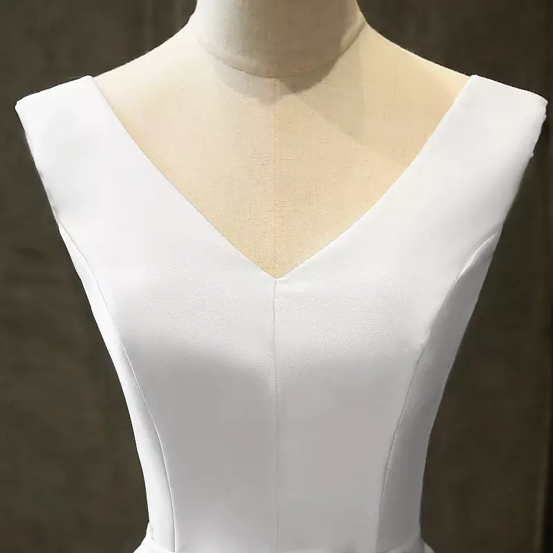 Платье женское атласное средней длины с V-образным вырезом