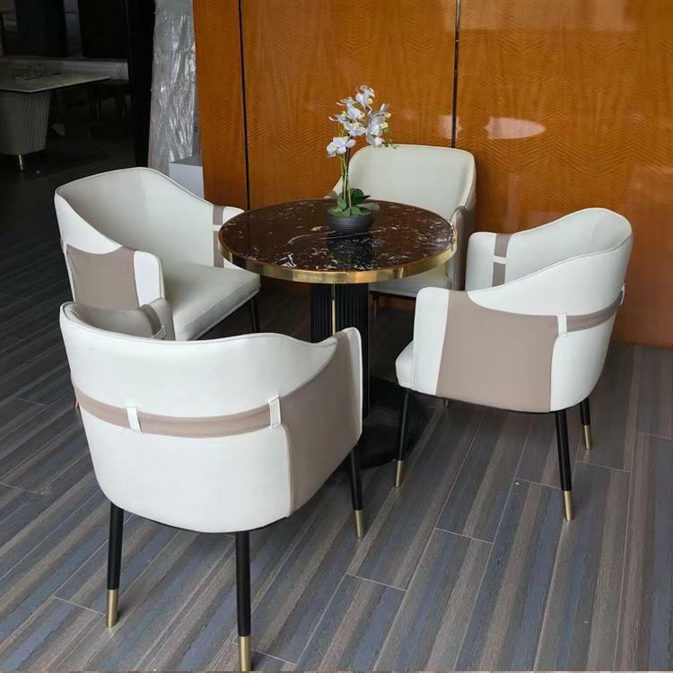 Combinaison table et chaise de négociation, une table, quatre chaises, petite table ronde, salle de réunion.