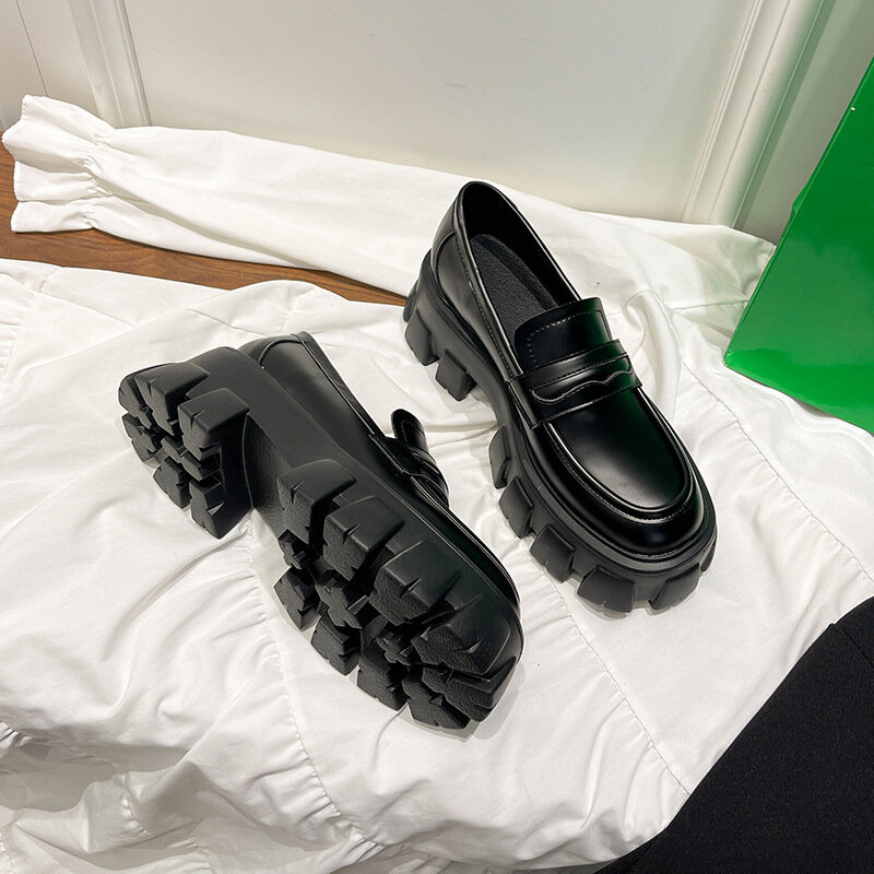 أحذية نسائية موضة 2023 للربيع والخريف أحذية بتصميم إنجليزي ذات نعل سميك سهل الارتداء بدون كعب أحذية نسائية صغيرة مصنوعة من الجلد