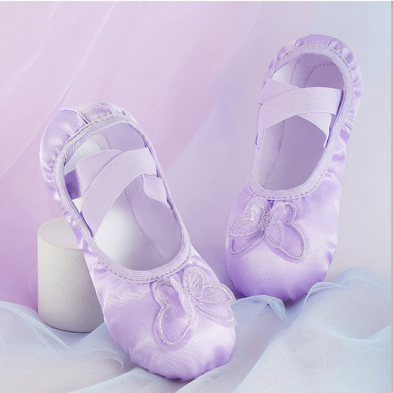 Sepatu dansa balet anak perempuan, sandal selop balet lembut kupu-kupu Satin profesional untuk anak perempuan