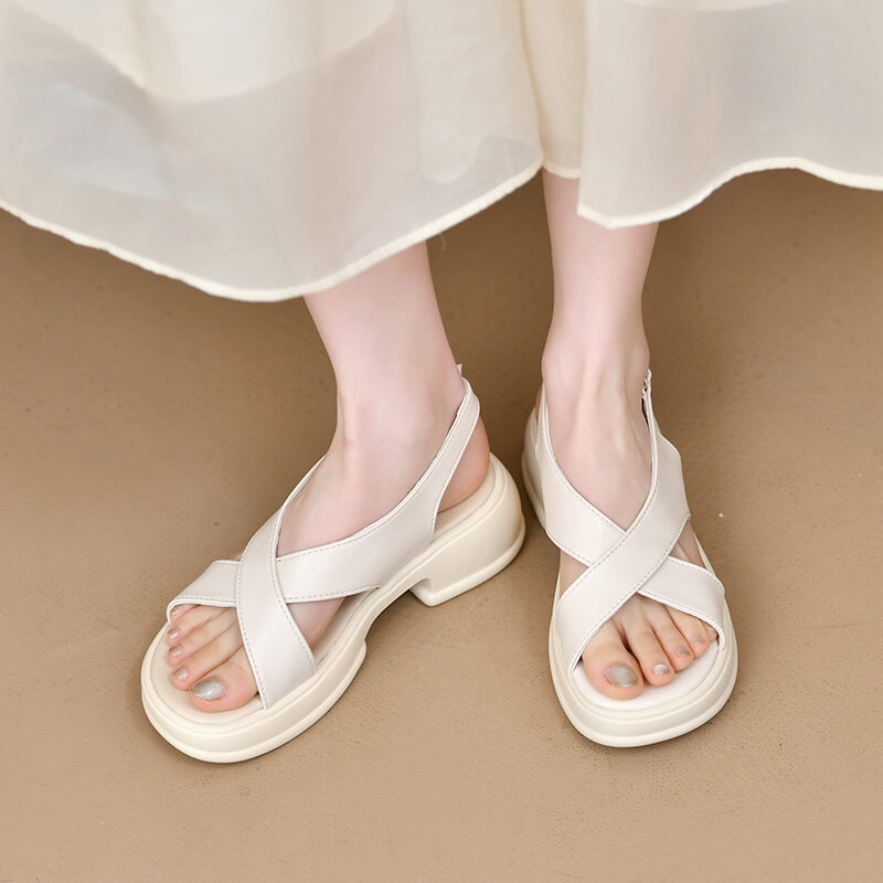 Wiosna 2024 nowa czarna olbrzymia miękka olbrzymia wygodna muffinka gruba podstawa prosty wzrost mody rzymskie sandały kobiet