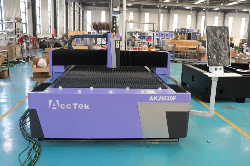 Mesin pemotong logam AKJ1530F, mesin pemotong Lazer baja CNC serat Laser pemotong logam 3kw 6kw 12kW Italia di Rusia