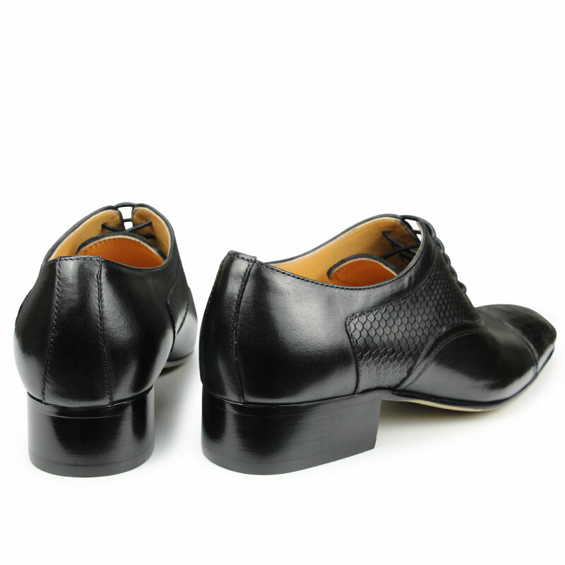 Sepatu pantofel kulit asli pria, sepatu acara formal bercetak modis mewah