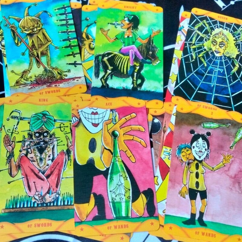 Freak Show Zirkus Tarot 78 Stück Karten mit Reiseführer für Anfänger rot vergoldete Kanten für Tarot liebhaber Comic-Sammler 10.3*6cm