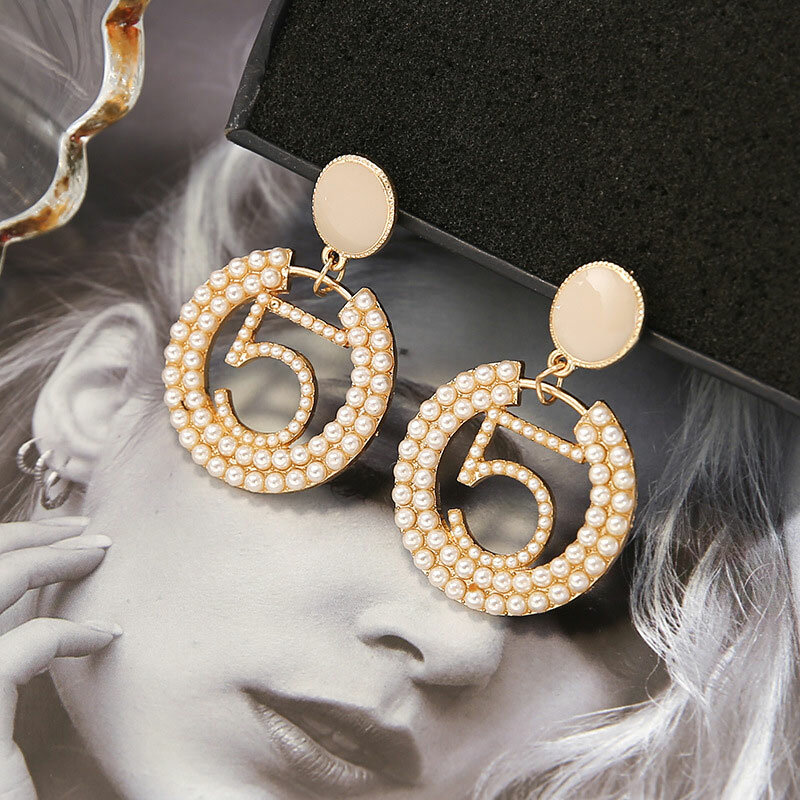 Célèbre Design or blanc fleur boucle d'oreille pour les femmes lettre perle casquette bijoux de luxe à la mode