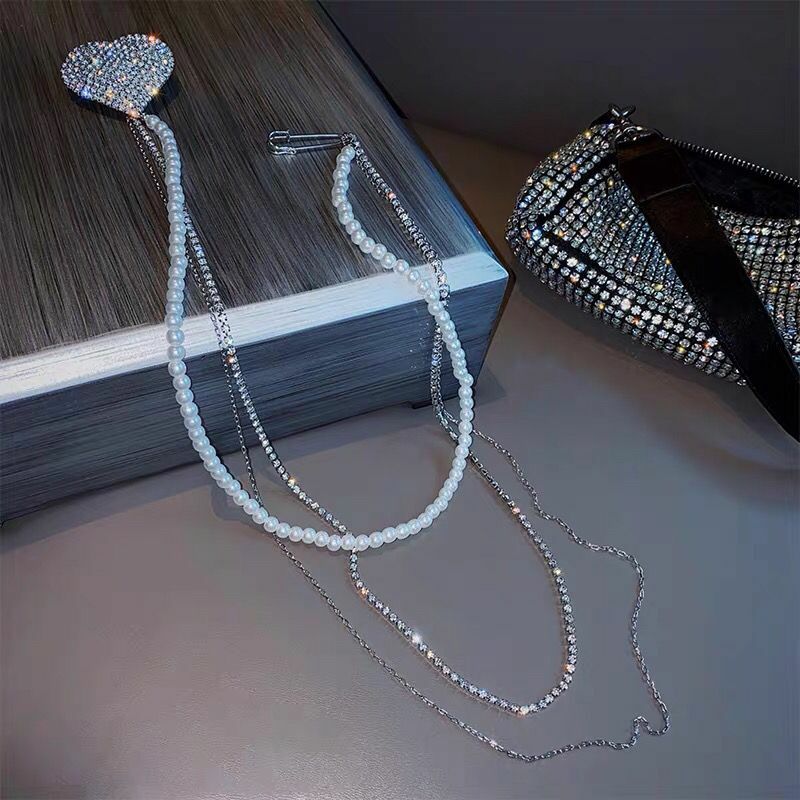 Hip Hop Punk Pendant Pin Pearl Chain Breast Pin Women Long Sparkling Diamond Heart Pin Breastpin Suit Accessories